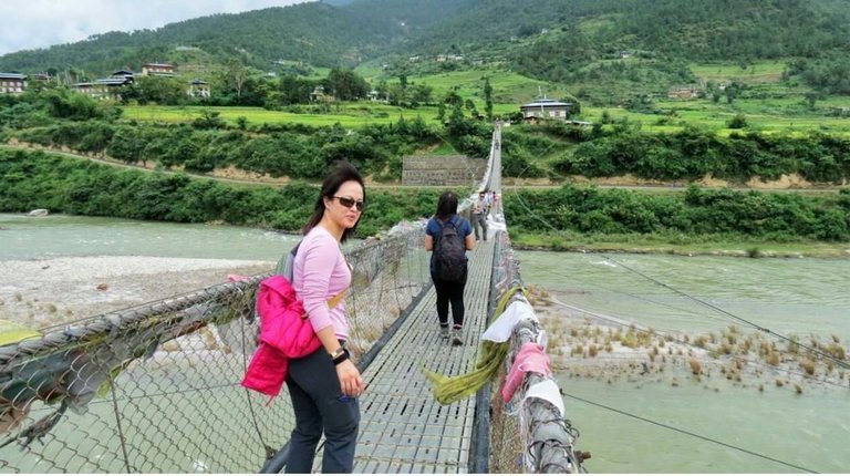 The long suspension bridge over the Po Chhu in Punakha